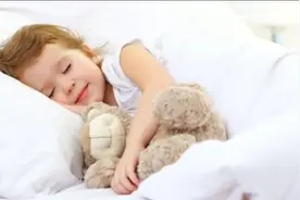 妈妈纠结：孩子多大分床睡合适？听听专家怎么说图片