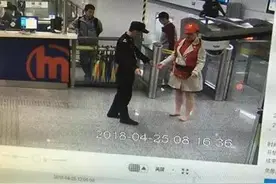 赶火车女子地铁站丢了鞋，杭州66岁志愿者脱鞋借她自己赤脚图片
