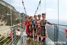 西南第一高！达州八台山玻璃桥开放 首日近万游客体验云中漫步图片