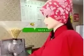 会磨豆浆能说话！泸州这位大爷研发“豆浆西施” 机器人成网红图片