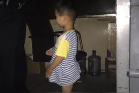 吃货母亲半夜留孩子在家外出“觅食” 结果孩子醒后独自出门寻找图片