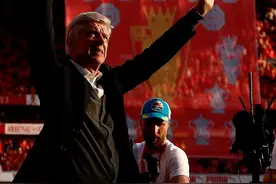 再见教授 温格酋长球场告别战 阿森纳办盛大告别仪式送纪念金杯图片