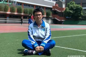 哈哈哈哈笑岔气！学校课本剧表演，男生手动扇泡泡制造舞台效果图片