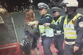 女司机未开转弯灯被拦拒不承认 争执中咬伤交警手背图片