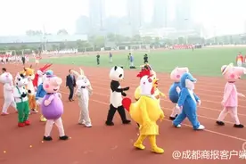 佩奇的真身来了！川农校运会还有马里奥和熊本图片