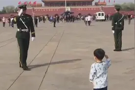 完整版来了！3岁宝宝向武警敬礼获回礼 还牵了小手图片