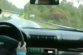 奥迪车在弯道处失控看他九死一生的关键时刻如何搬正了方向盘！视频封面
