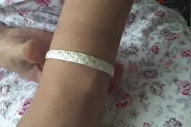 为什么戴银手镯的时候手腕会留下黑印？三种变黑的原因你知道吗？视频封面