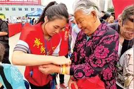 千余黄手环释放“爱能量”图片