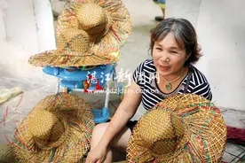 蒲织能手徐少文：织出10米长草席 卖出1800元天价图片
