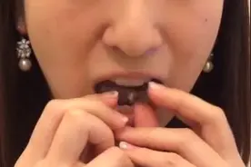 大美女现场摘隐形牙套，太方便了！