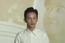 何炅祝福跳跳俏俏，一首歌张杰感动，何老师眼泛泪花视频封面