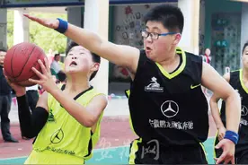 “新安晚报杯”合肥小学生篮球赛激战正酣图片