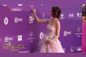 北京国际电影节：佟丽娅关晓彤走红毯，一对比就知道差别在哪了！视频封面