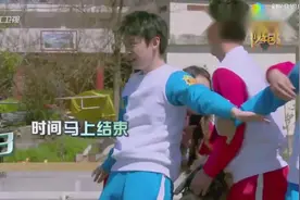 超萌~王俊凯张一山学习白族手势舞，这个翻手动作亮了视频封面