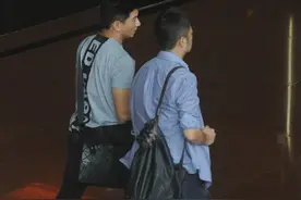 吴奇隆与助手现身酒店边走边聊 活动迟到半小时脚步匆匆图片
