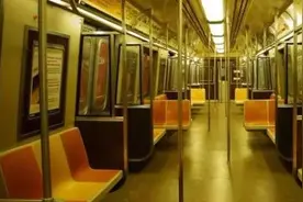 #情感#地铁上的空座位图片