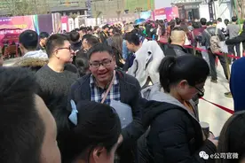 成都楼市直击：7万人抢千套房 买房队伍绵延几公里图片