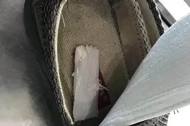男子鞋底藏手术刀片被拒登机并罚款千元，辩称系处理患处需要图片
