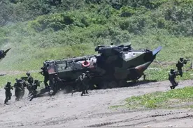 台军一海军陆战队士兵被突击车履带卷入意外受伤图片