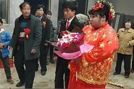 18岁新娘嫁给19岁新郎，小夫妻的眼里都透着茫然图片