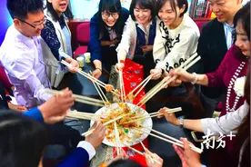 马来西亚“捞生”民俗在广州上演图片