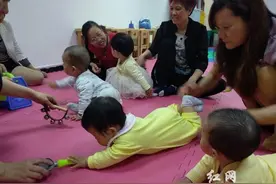 社区早教课堂开启专场“运动会” 小朋友爬行比赛有点萌图片