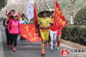 湖南“阿甘”环中国跑抵达长沙 家乡安化就在前方图片