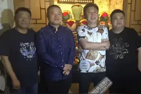 岳云鹏与于谦品酒组局吃大餐 于老师衣服上印煎饼被称高人图片