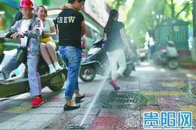 中山西路人行道：自来水管被损坏 水柱喷了6米高图片