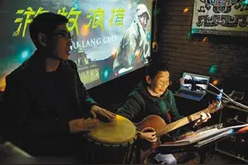 七旬婆婆酒吧驻唱，生活是一种态度图片