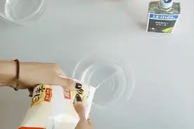 玻璃总是擦不干净？一个简单的小妙招，自制的玻璃清洁剂方便实用视频封面