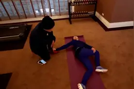 修杰楷宠溺指导贾静雯压腿，贾静雯凹造型痛苦脸？视频封面