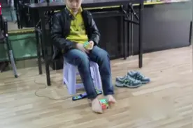 小学生用脚拧魔方比手快，9岁已成魔方达人多次打破世界纪录