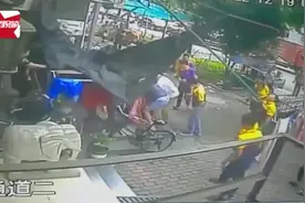 惊险！男童不慎高楼坠下，快递小哥徒手接住救回一命视频封面