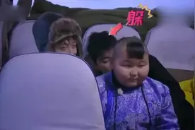 神秘嘉宾半途劫走杨紫董子健 冰天雪地挑战吃冰棍并光脚踩雪地视频封面