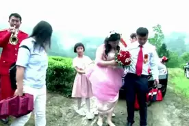 湖北农村山弯弯里的一小伙下雨天结婚，路滑不好走，新娘辛苦了视频封面