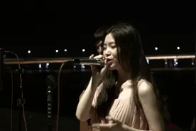 户外路演美女翻唱苦情歌打动路人视频封面