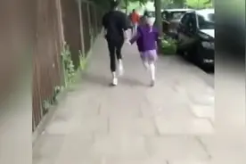 贝克汉姆妻子维多利亚牵着女儿小七一路蹦蹦跳跳去上学！视频封面