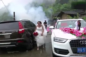 湖北婚礼，新郎跑了，新娘一个人进家受到重重阻扰还那么高兴视频封面