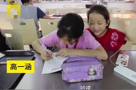 宠溺满满 高冷姐姐食堂写作业被妹妹吐槽图片