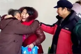 六旬老人流浪数年终回家 母女失散19年后泪眼相见图片