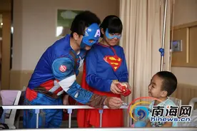 海南现代妇女儿童医院医护人员扮吉祥物陪住院小朋友开心过“六一”图片