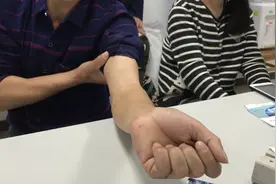 我长期拿瓦刀垒墙，肘关节为什么伸不直屈不下来了？怎么治疗？图片