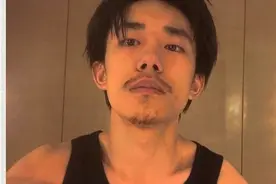 易烊千玺不走寻常路，留胡子秒变大叔，网友：更有男人味了！视频封面