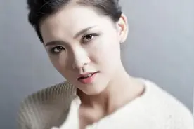 她19岁出道就一炮而红，与热巴情同姐妹，却在23岁低调成婚视频封面