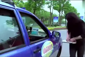 女子当场被心机女泼油漆，闺蜜提着水桶霸气救场，惊呆了！视频封面
