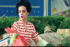 小明不会算数学题，求助卖水果的外国女老板，结果算出数学题！视频封面