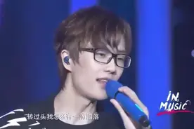 谁能想到许嵩是医科大学毕业，听一听现场的嵩式唱风吧！视频封面