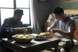 老红军请知青吃狍子肉干，听完肉干的来历，小伙对老汉刮目相看视频封面